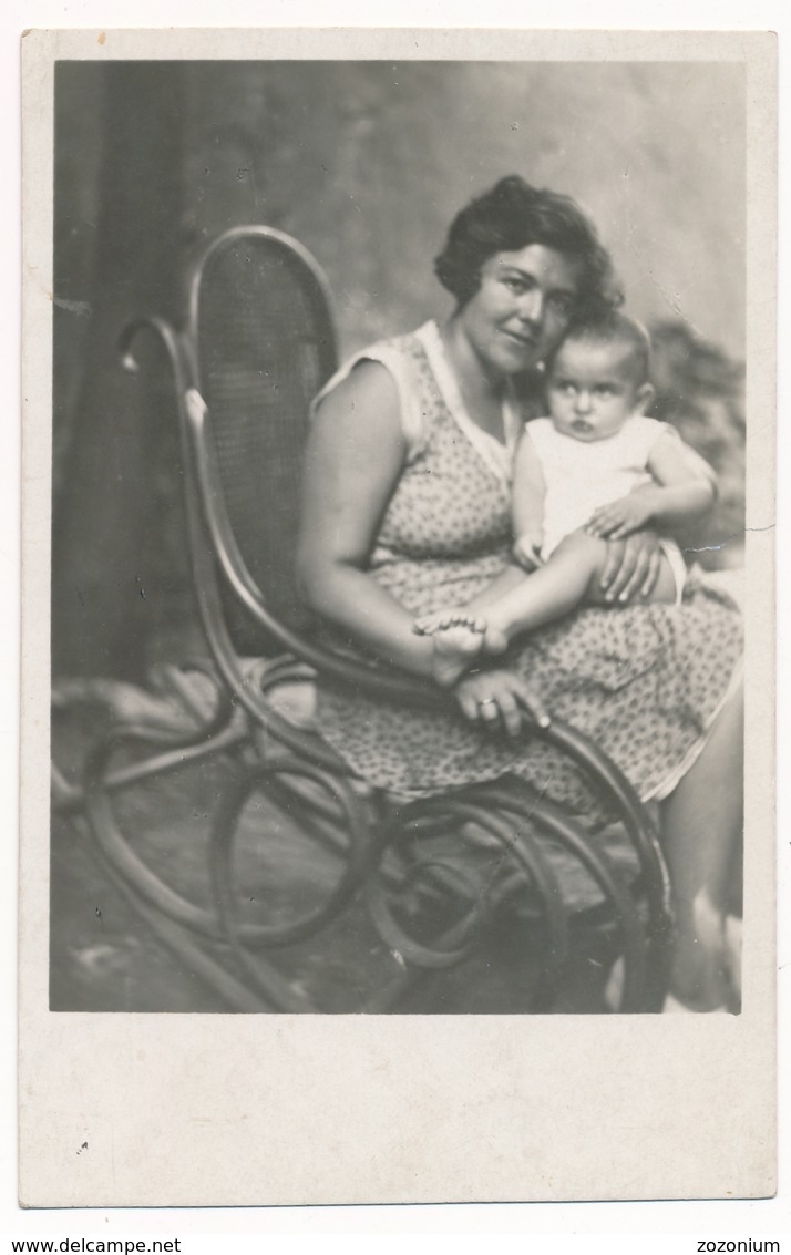 REAL PHOTO - Woman With Baby Sit In Rocking Chair , Femme Et Bébé, Chaise Berçante - Vintage Original - Personnes Anonymes