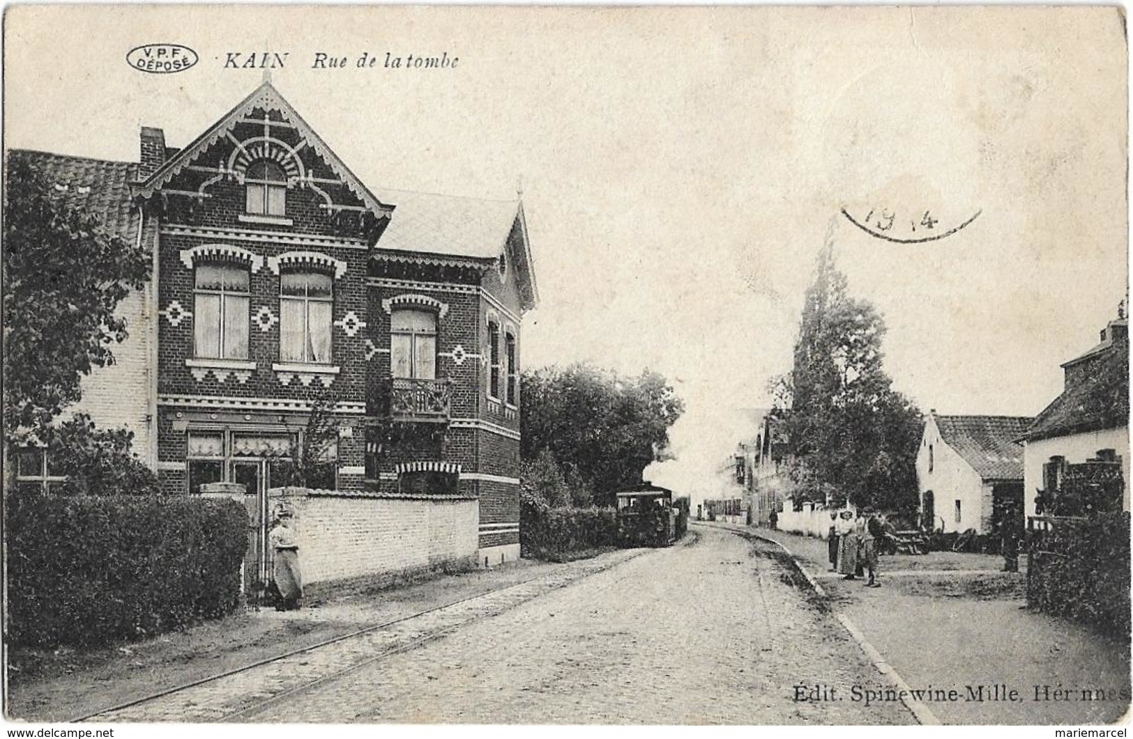 BELGIQUE - KAIN - RUE DE LA TOMBE  - Plusieurs Personnes Sur Le Trottoir De Droite-Belle Demeure Sur La Gauche -Tramway - Tournai