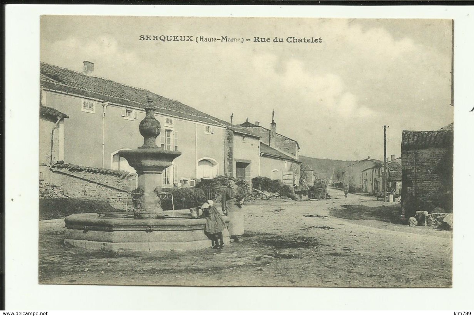 52 - Haute Marne - Serqueux - Rue Du Chatelet - Fontaine - Fillette à L'  - Réf.vvl - Autres & Non Classés