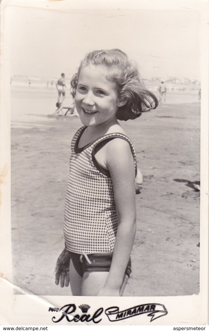 1964 PHOTO ORIGINAL. ENFANT CHILDREN LITTLE GIRL VINTAGE MIRAMAR MAILLOT SWIMSUIT-SIZE 9X14CM - BLEUP - Anonymous Persons