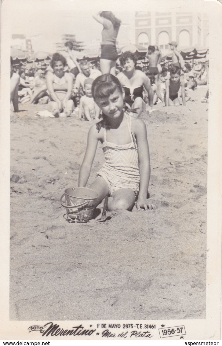 1957 PHOTO ORIGINAL. GIRL VINTAGE PLAGE BEACH SWIMSUIT MAILLOT PLAYING WITH SAND -SIZE 9X14CM - BLEUP - Anonymous Persons