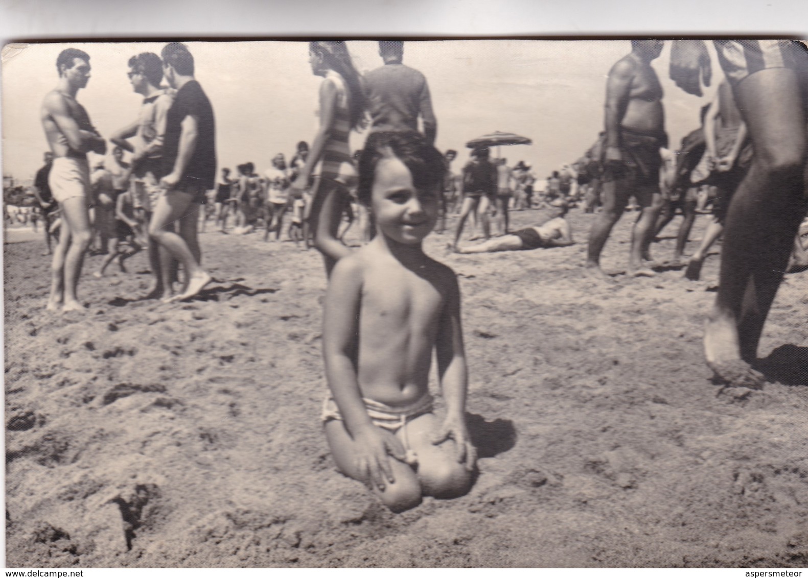 1964 PHOTO ORIGINAL. LITTLE GIRL BEACH MAILLOT SWIMSUIT VINTAGE-SIZE 12X18CM - BLEUP - Personnes Anonymes