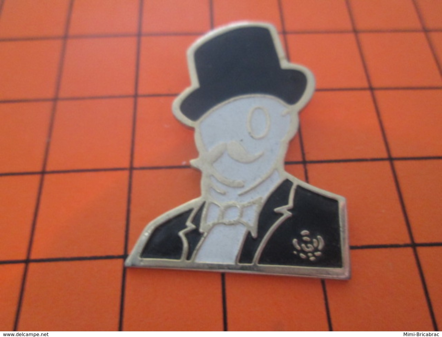 115E PIN'S PINS / Rare Et De Belle Qualité ! / Thème : AUTRES / GENTLEMAN AVEC NOEUD PAPILLON MONOCLE MOUSTACHE SMOKING - Autres & Non Classés