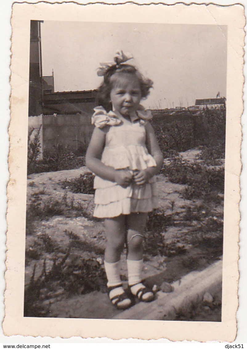 Photographie Amateur / 1943 - Petite Fille  (Nicole ... ) / Belgique ? - Personnes Identifiées