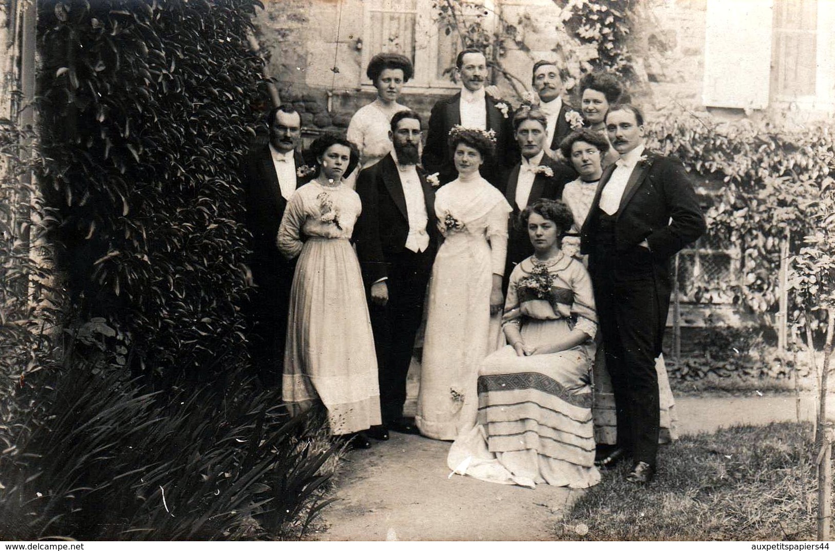 Carte Photo Originale Portrait De La Famille Champion D'Avranches Vers 1900 - Les Mariés & Leurs Copains Au Jardin - Identifizierten Personen