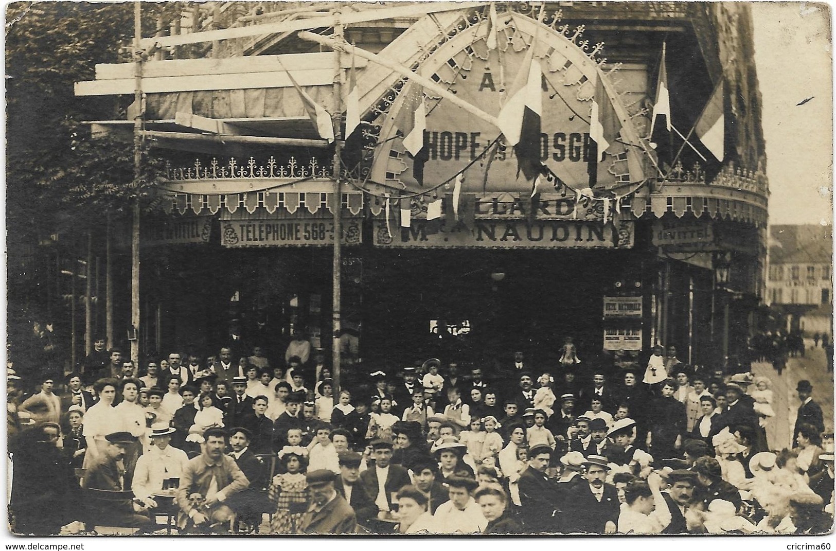 75 - PARIS - Belle Carte-photo, Café NAUDIN "La Chope Des VOSGES" Carrefour Marcadet. Belle Animation. BE. - Cafés, Hôtels, Restaurants