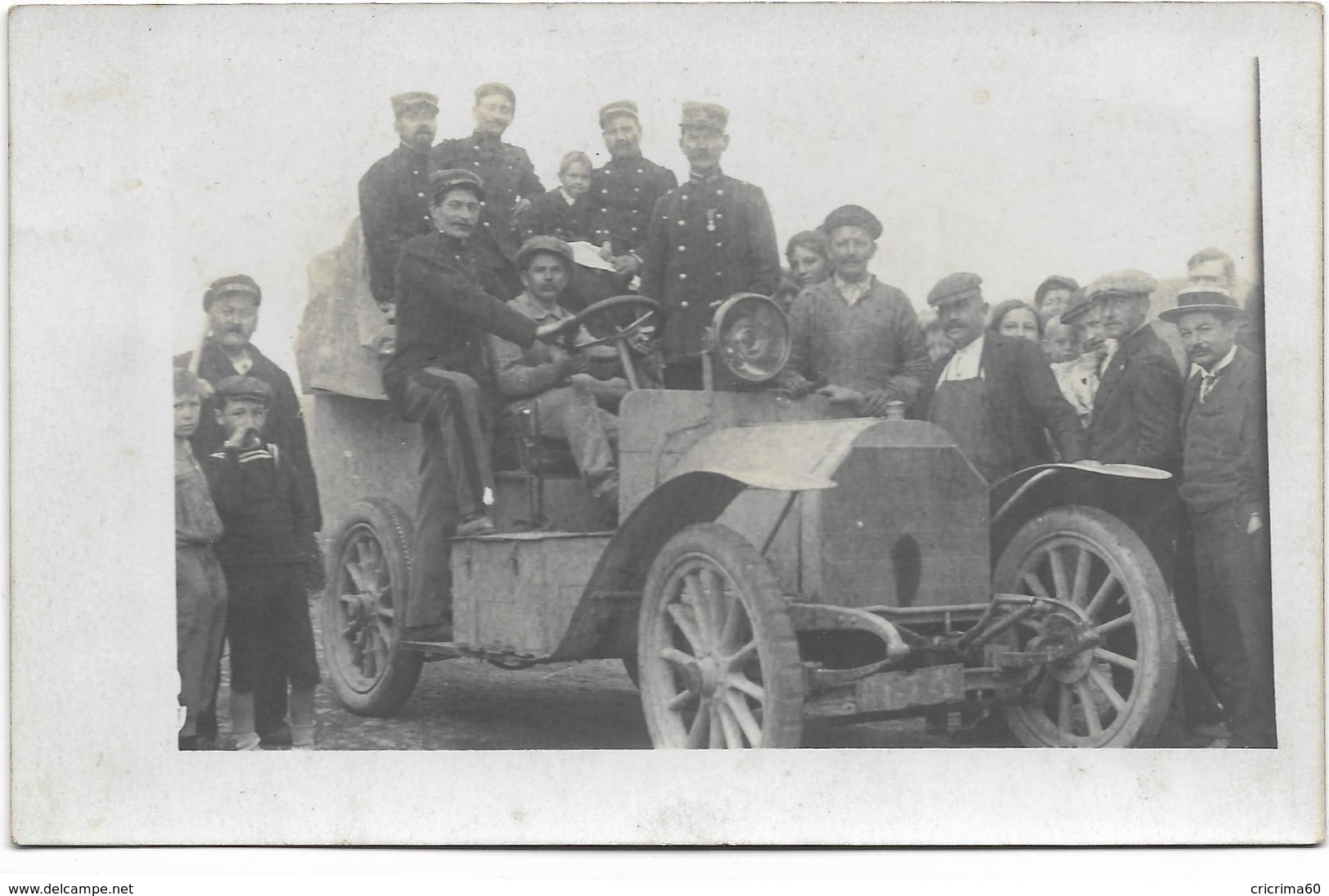 Carte-photo Représentant Des Militaires Sur Leur Véhicule, Beau Plan, Photo L. DUREZ, Valenciennes. BE. - Matériel