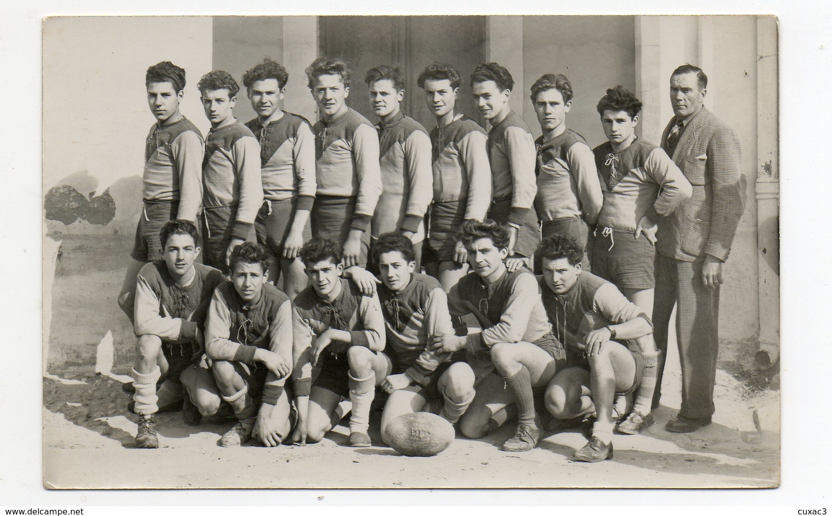 équipe De Rugby - Carte Photo     - Non Des Joueurs Au Dos De La Carte - Rugby