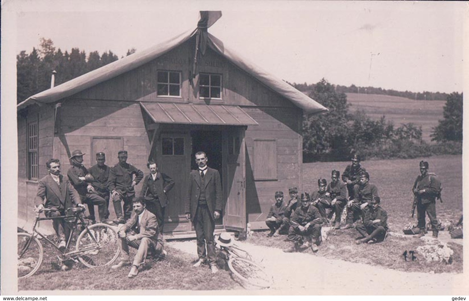 Armée Suisse, Devant La Maison Du Soldat, Miliitaires Et Cyclistes (2523) - Autres & Non Classés