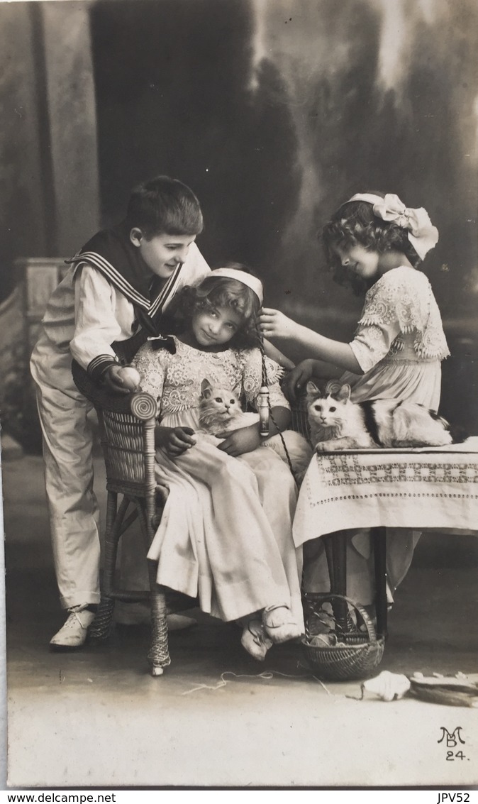 (422) Drie Kinderen En Twee Poezen Rond De Tafel - 1913 - Col Marin. - Children And Family Groups