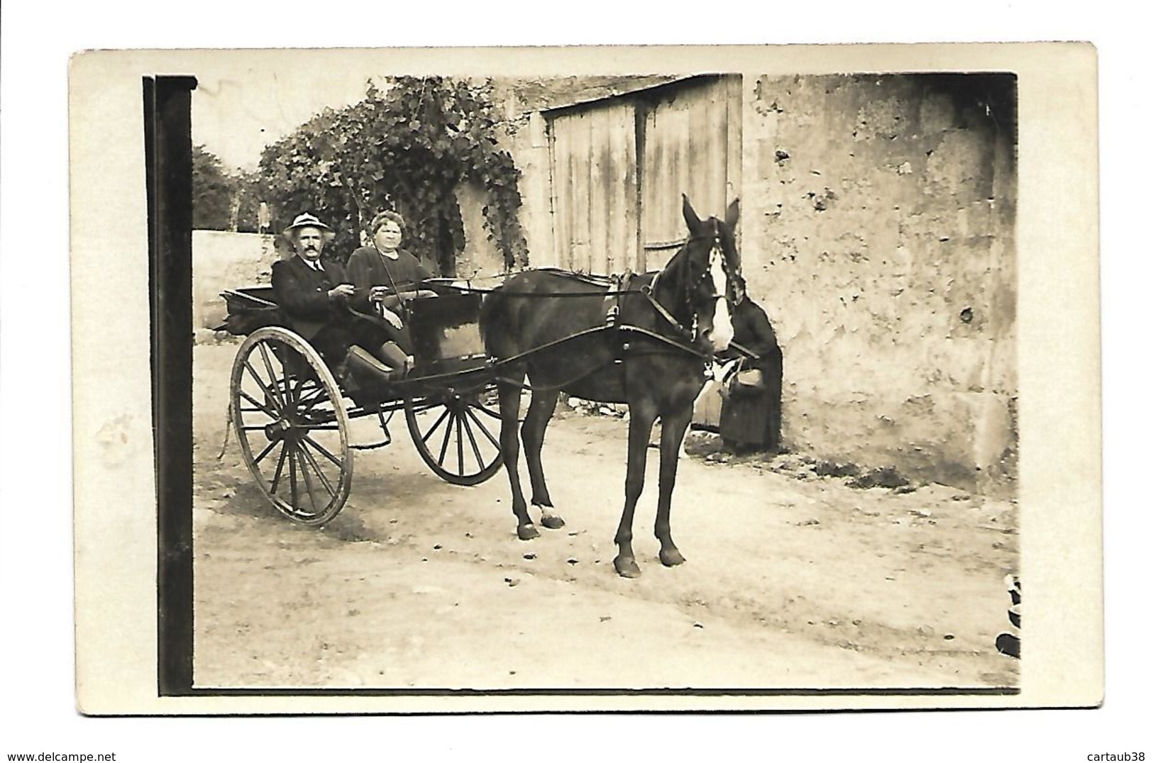 47  VILLEREAL  (à Vérifier) CARTE PHOTO  Monsieur Chaussade (Le Facteur) Et Son épouse  En Promenade (voir Scan  Du Dos) - Autres & Non Classés