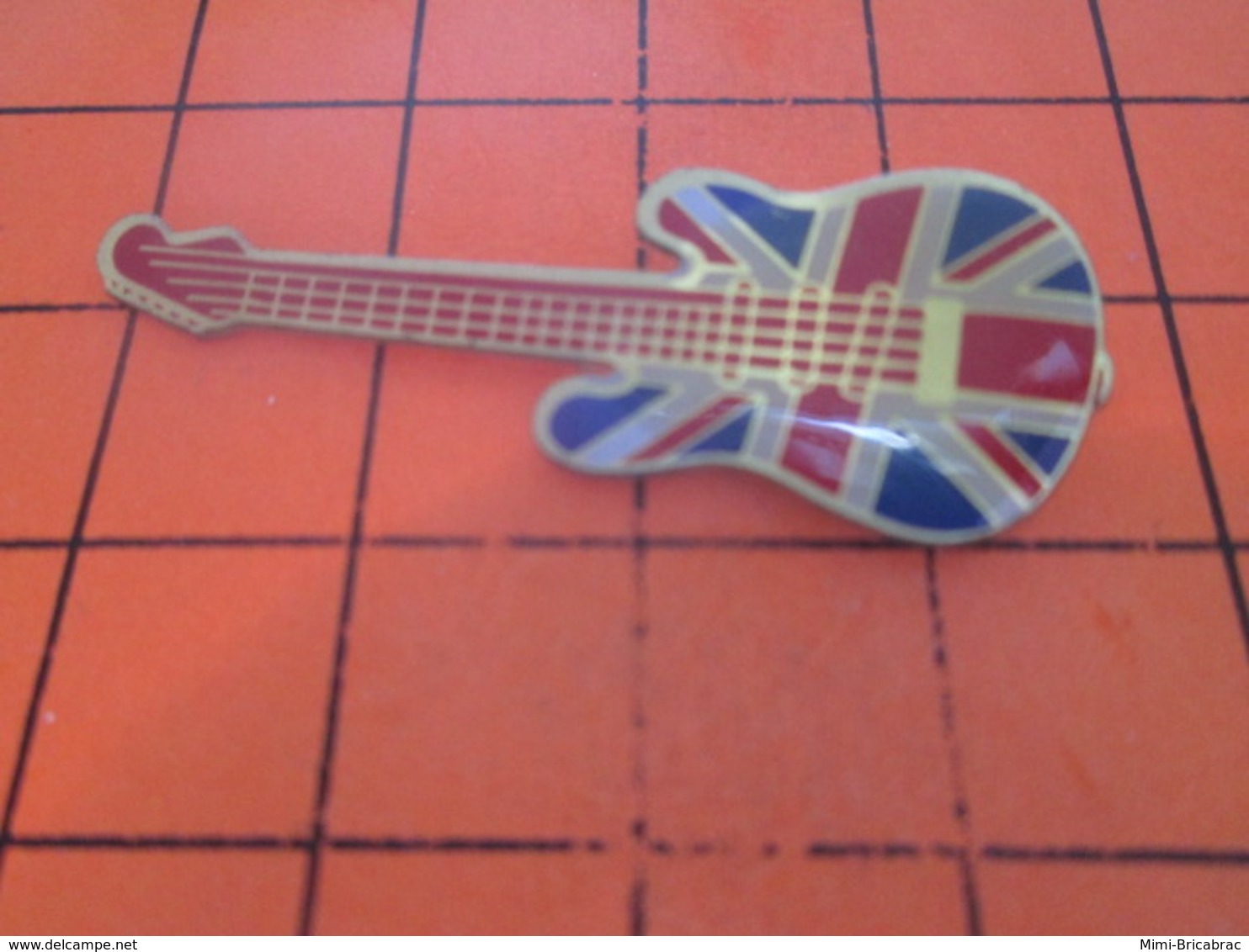 512f PIN'S PINS / Rare Et De Belle Qualité ! / Thème : MUSIQUE / GUITARE ELECTRIQUE AUX COULEURS DE L'UNION JACK - Musique