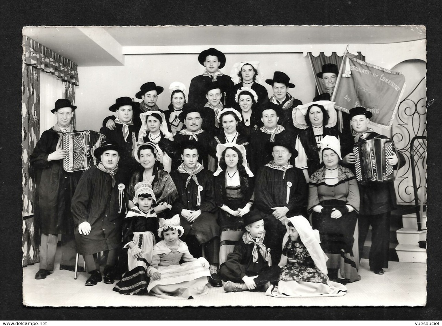 Auvergne & Limousin La Touraine - Photo Neveu à Tours -  CPSM Groupe Folklorique Musique Accordéon Drapeau Auvergnats - Tours