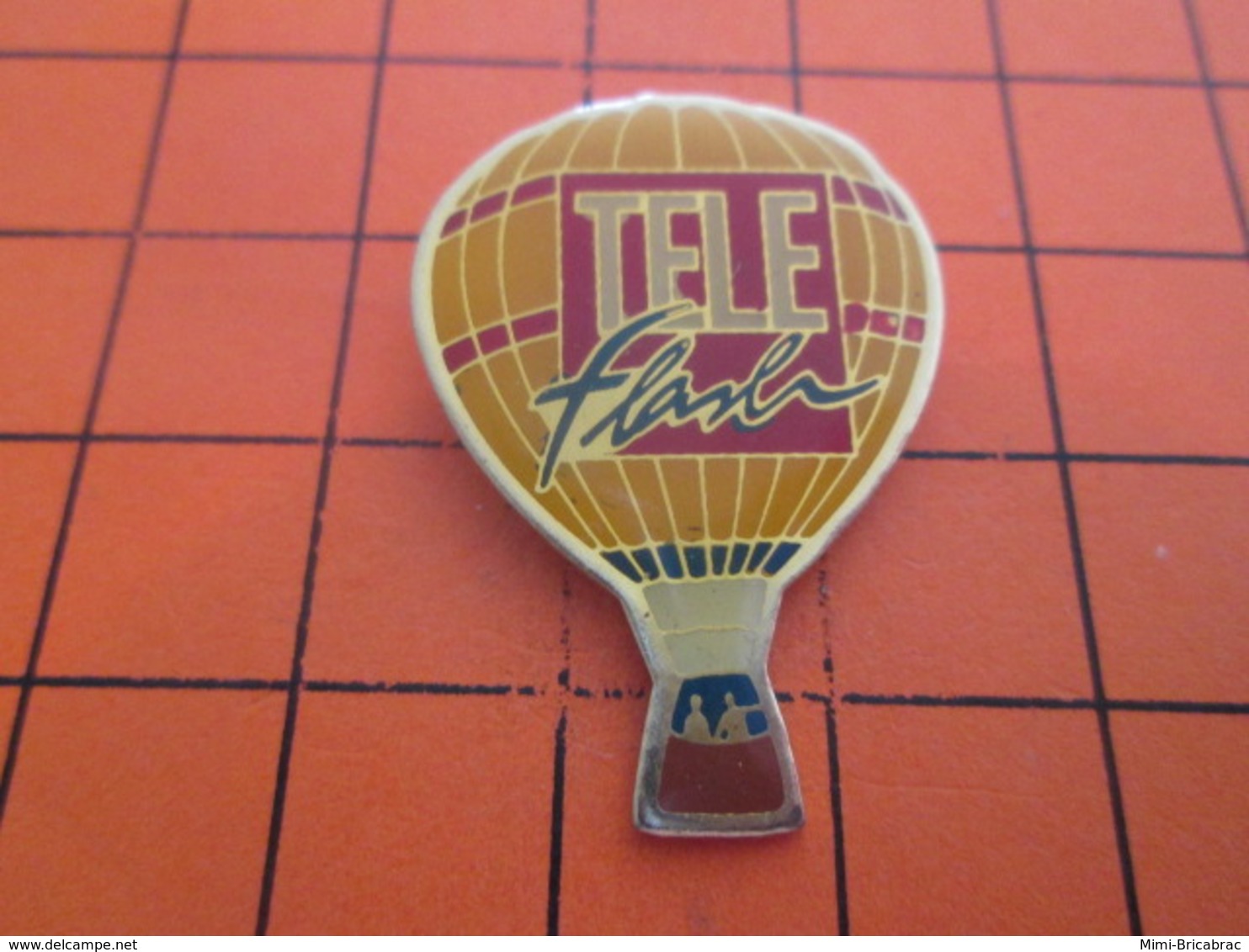 1215c PIN'S PINS / Rare Et De Belle Qualité ! / Thème : MONTGOLFIERES / BALLON LIBRE MAGAZINE TELE FLASH - Luchtballons