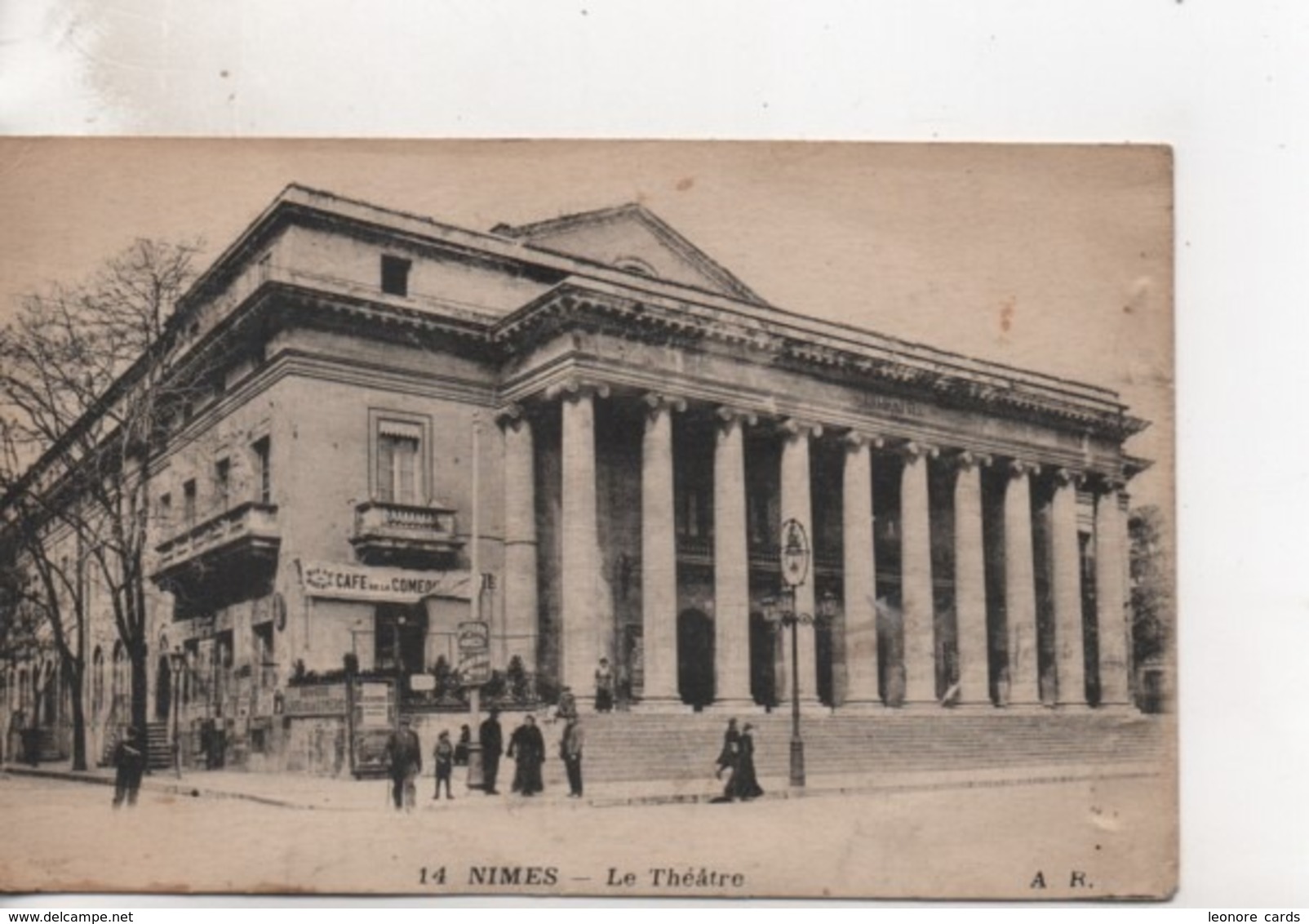 CPA.30.Nimes.Le Théâtre.animé Personnages - Nîmes