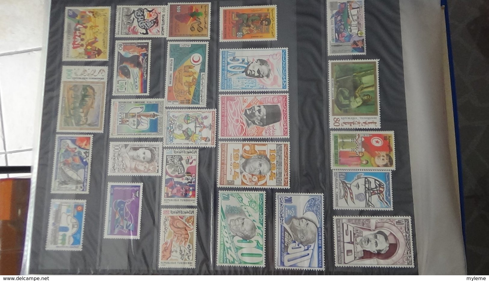 Classeur de timbres ** d'Algérie, Maroc, Tunise et Vanuatu à saisir !!!