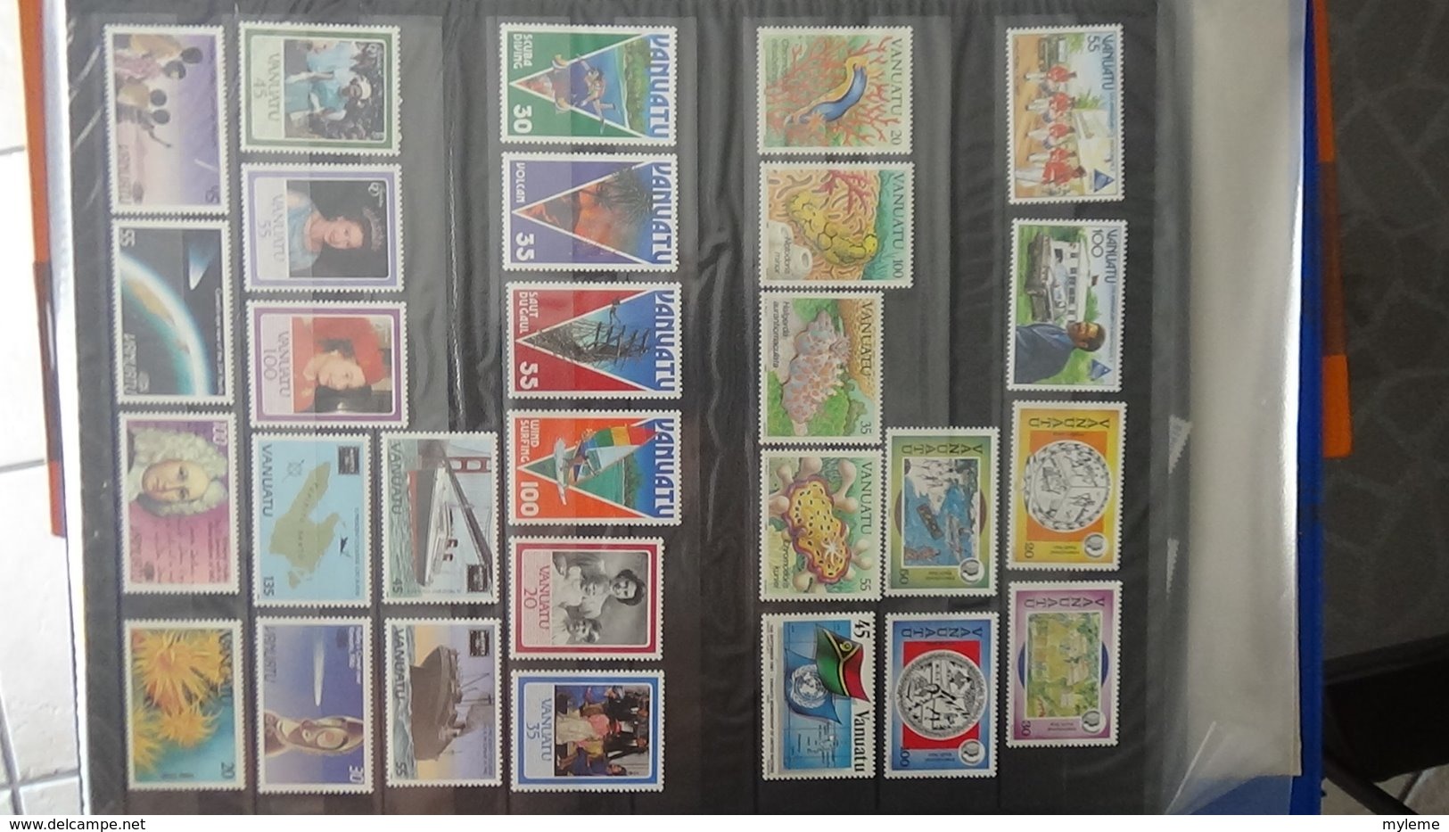 Classeur de timbres ** d'Algérie, Maroc, Tunise et Vanuatu à saisir !!!