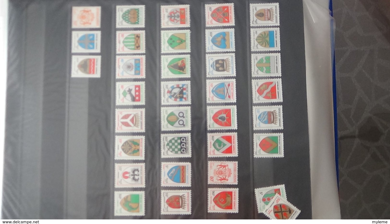 Classeur de timbres ** d'Algérie, Maroc, Tunise et Vanuatu à saisir !!!