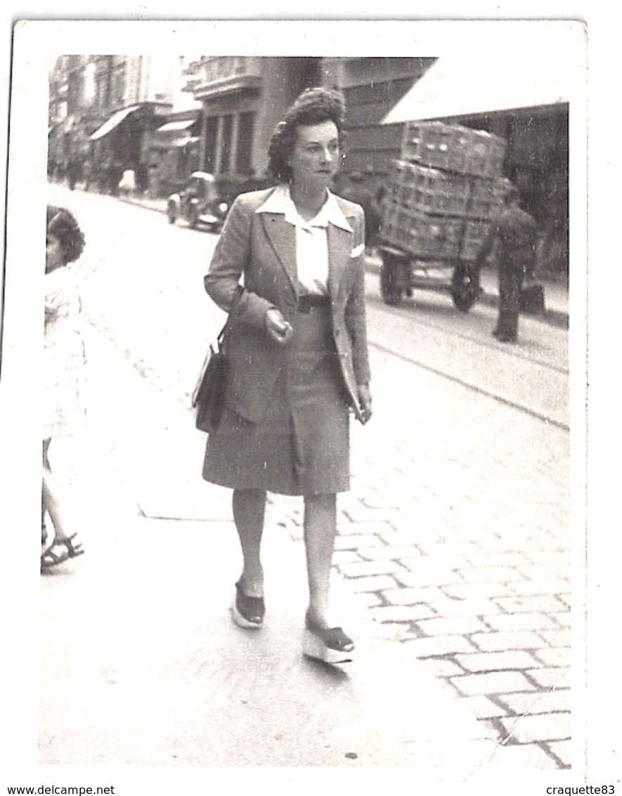 FEMME MARCHE A MARSEILLE  Le 9 Octobre1943 - Lugares