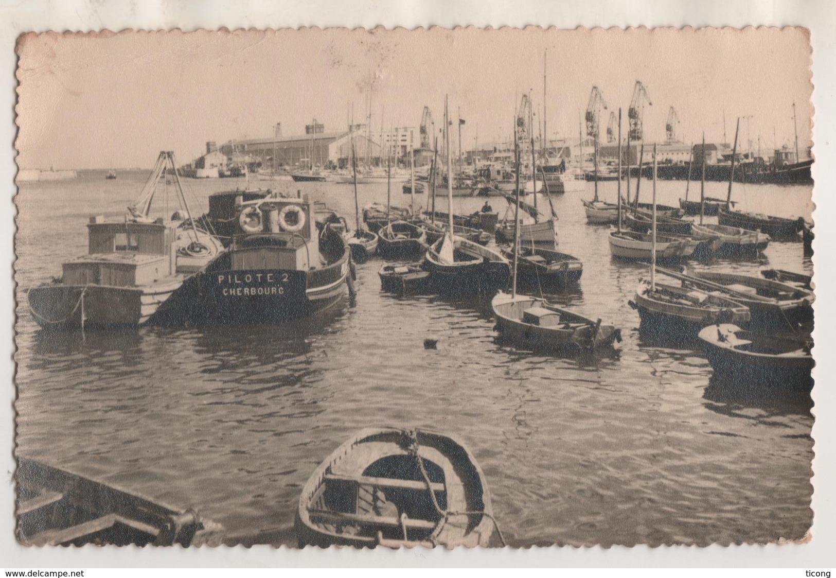 CHERBOURG 50 MANCHE - LE PORT ( VUE DU BATEAU PILOTE 2 ) VOIR LE SCANNER - Cherbourg