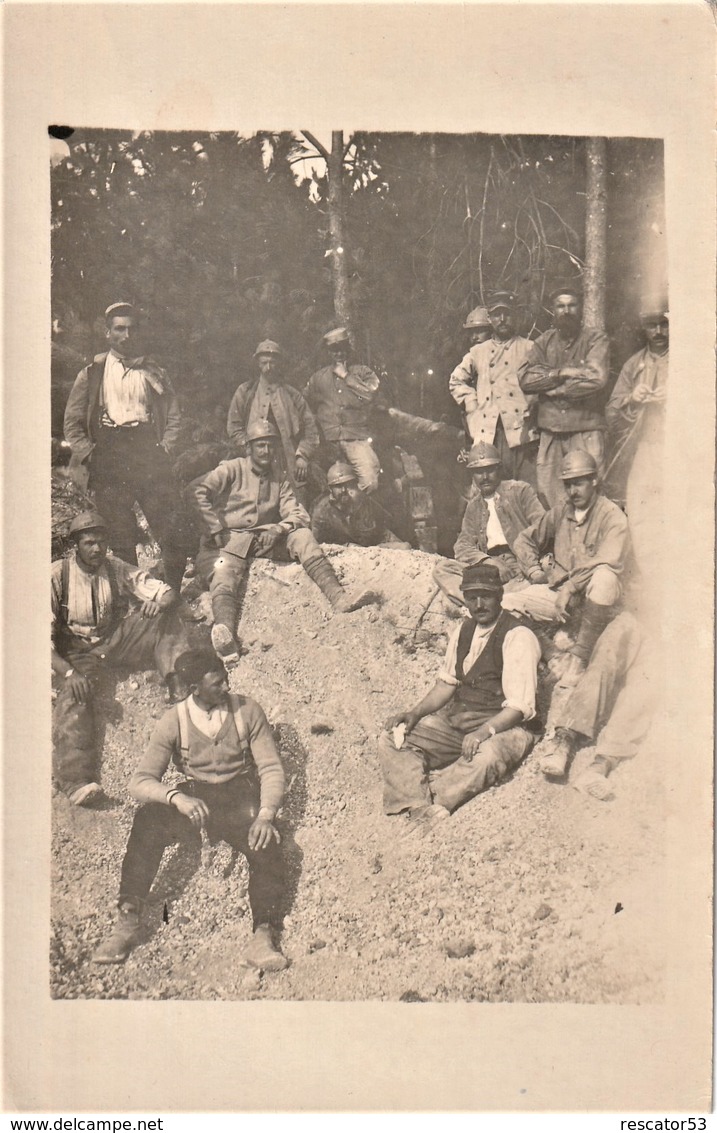 Rare Carte-photo Groupe De Poilus Dans Les Tranchées Devant Une Pièce D'artillerie - 1914-18