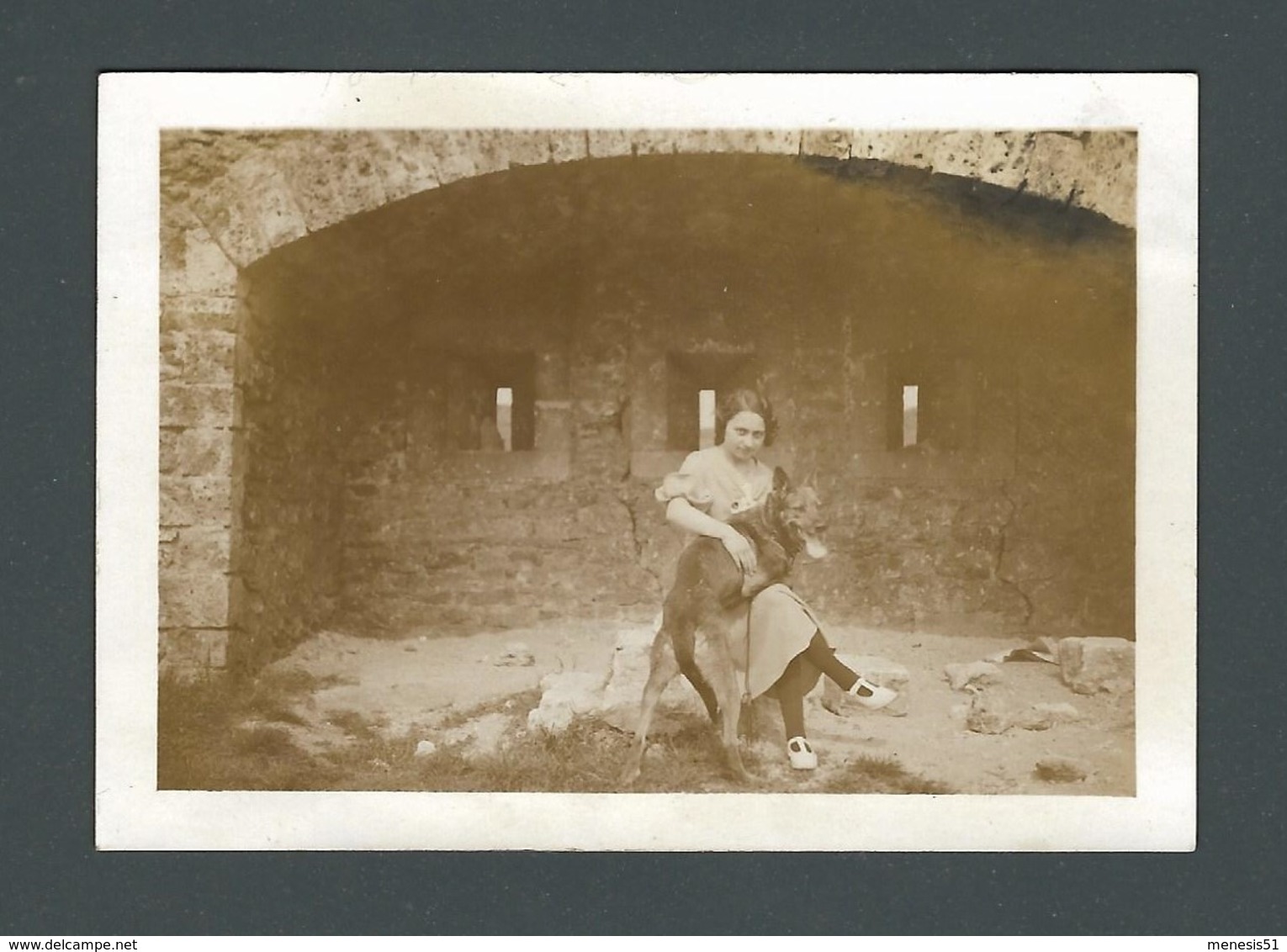 Photo Ancienne Jeune FEMME WOMAN FRAU Devant Un Fort Avec Son Chien Dog PET Sur Les Genoux - MODE D'AUTREFOIS - Otros & Sin Clasificación