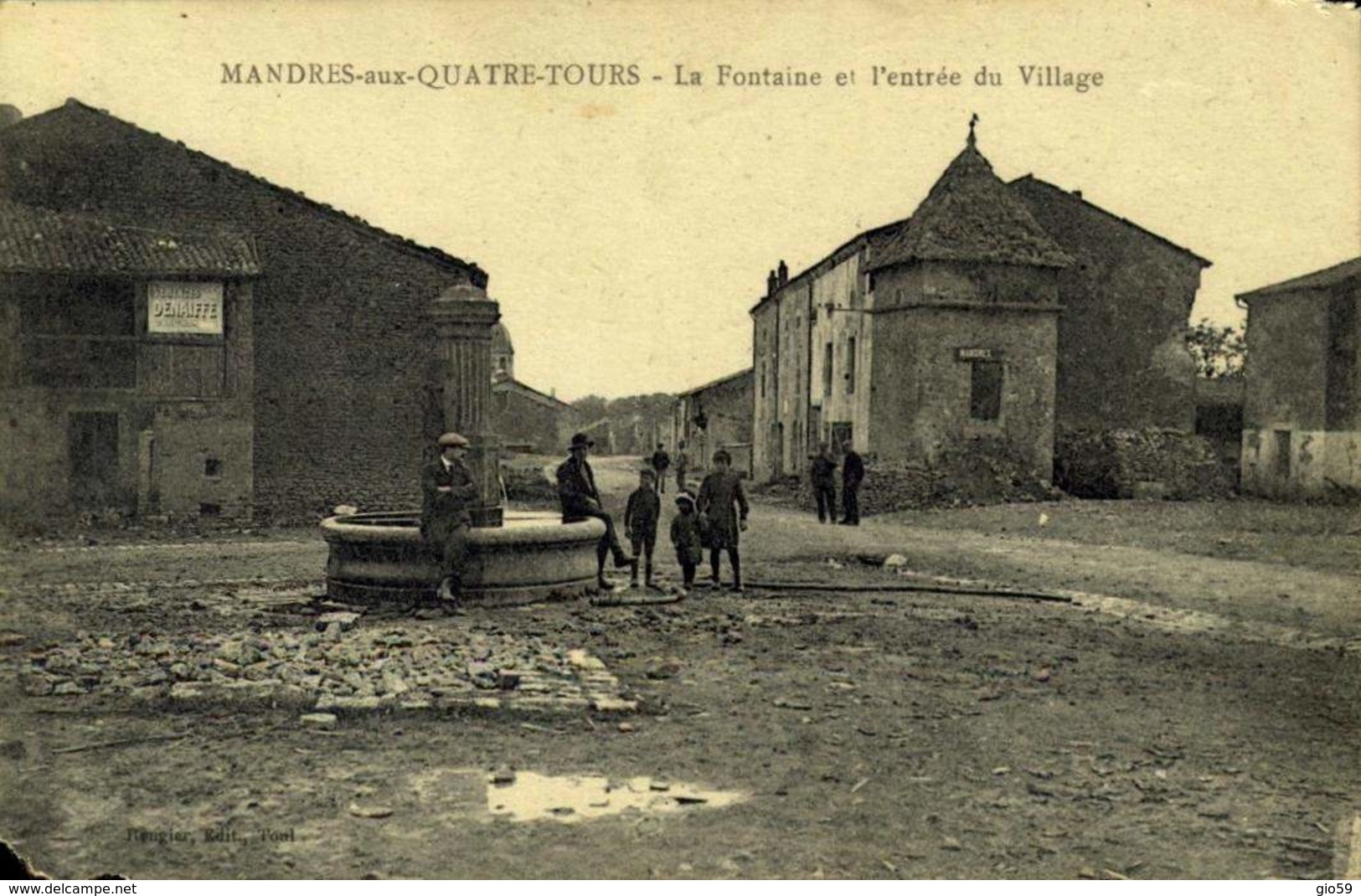 54 - MANDRES-aux-QUATRE-TOURS :  La Fontaine Et L'entrée Du Village / A 512 - Other & Unclassified