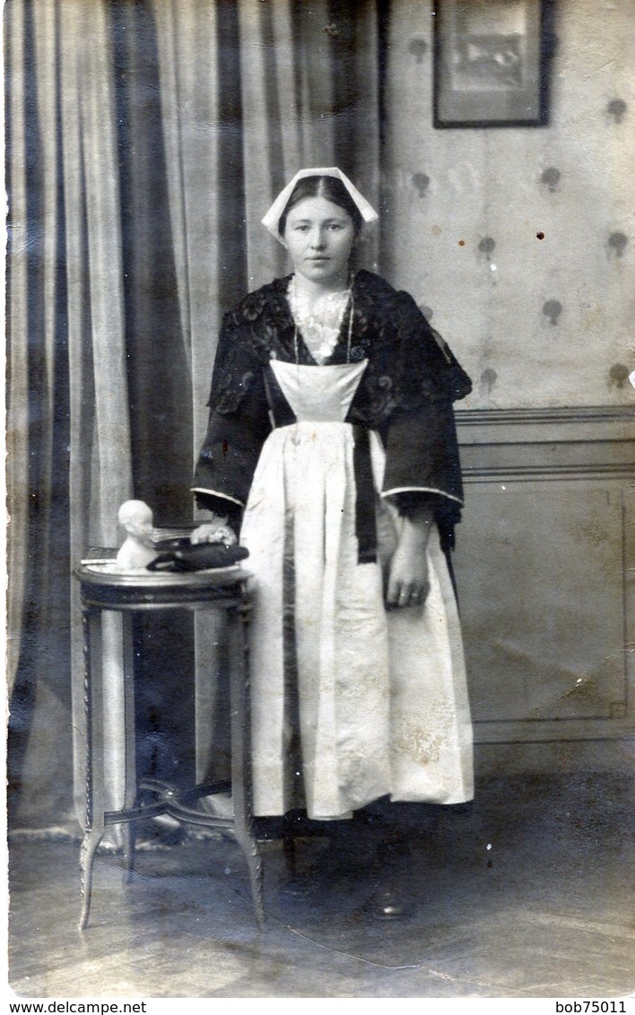 Belle Carte Photo D'une Femme En Tenue Bretonne Avec Sont Petit Sac Posant Chez Elle A La ROCHELLE ( Voir Scan Arrière ) - Anonymous Persons