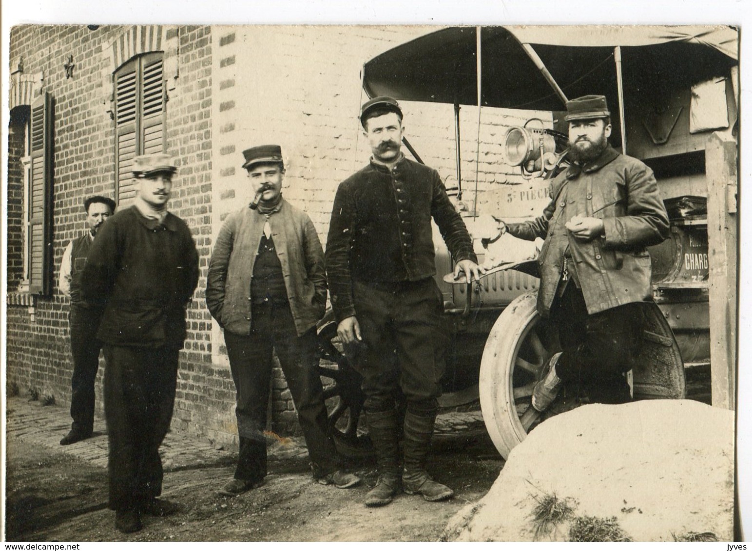 Militaires Devant Un Camion - Guerre, Militaire