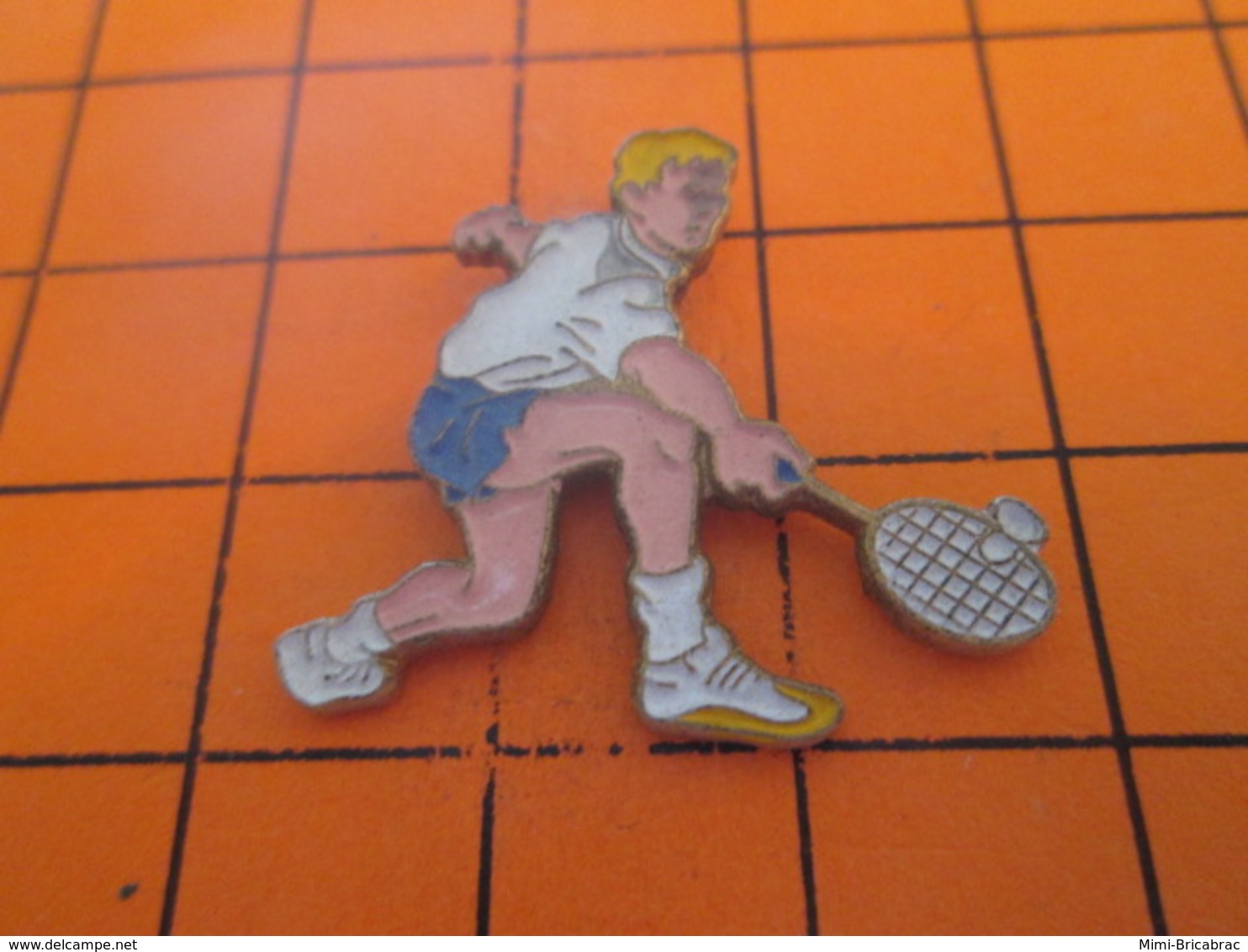 713G PIN'S PINS / Rare Et De Belle Qualité ! / Thème SPORTS / UN PRO DU BADMINTON Et Pas Du TENNIS - Tennis