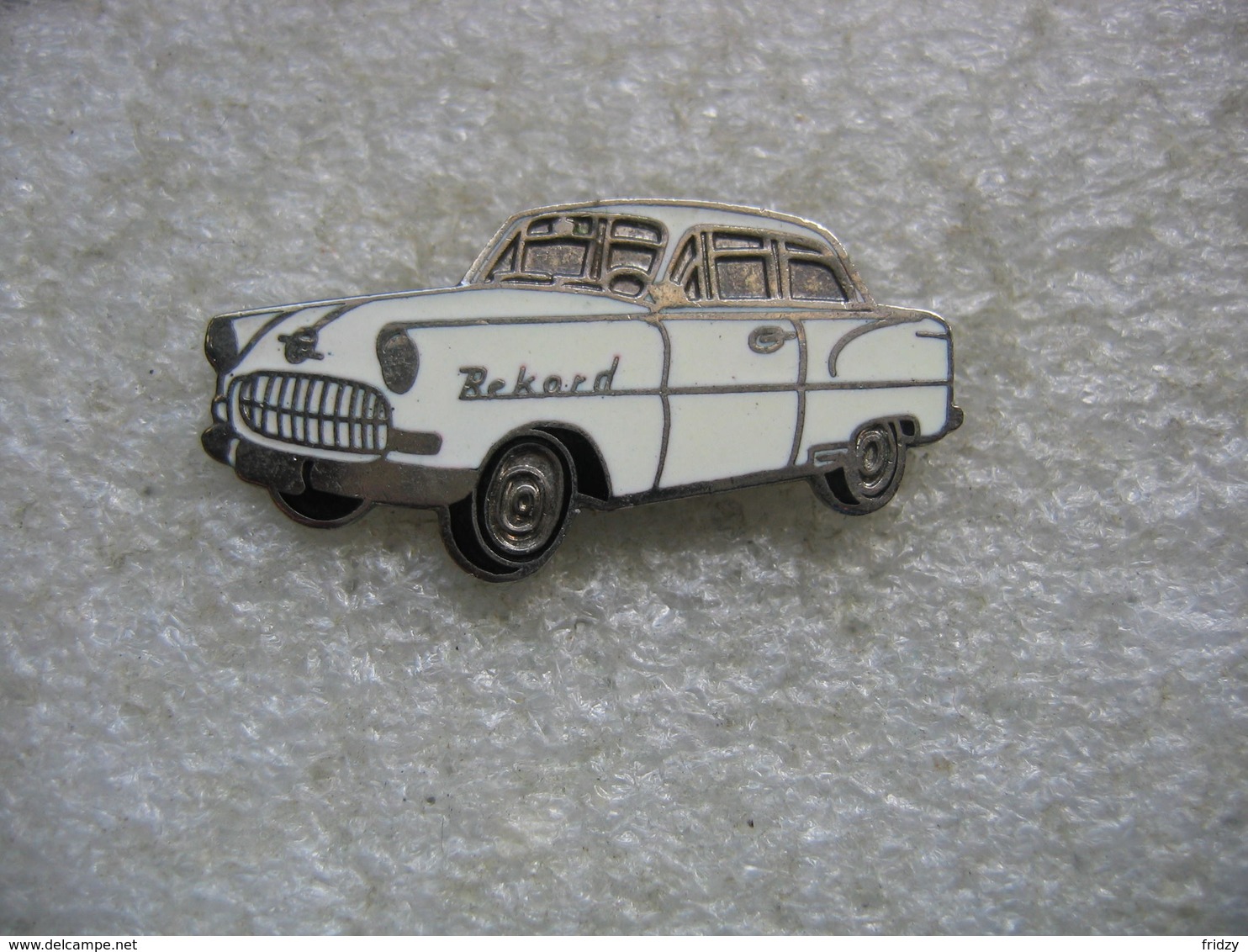 Pin's D'une Ancienne Opel Rekord De Couleur Blanche - Opel