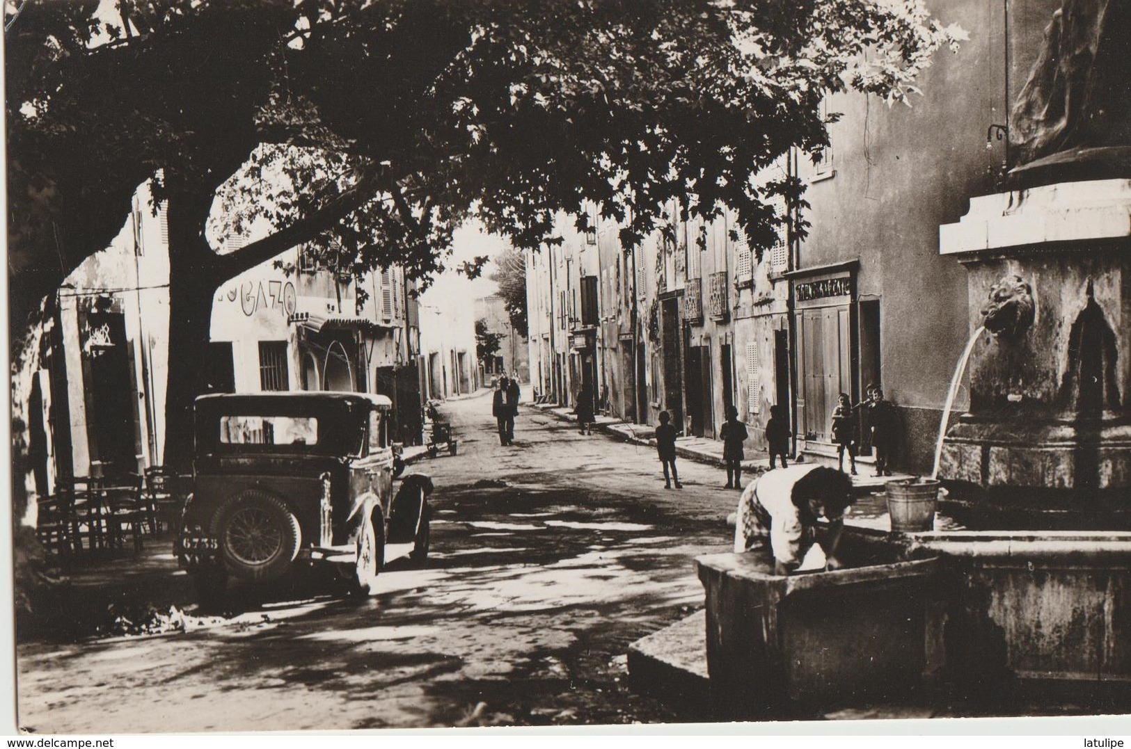 Besse Sur Issole  83   La Rue De La Liberté Bien Animée -Café Avec Terrasse Et Epicerie-Fontaine - Besse-sur-Issole