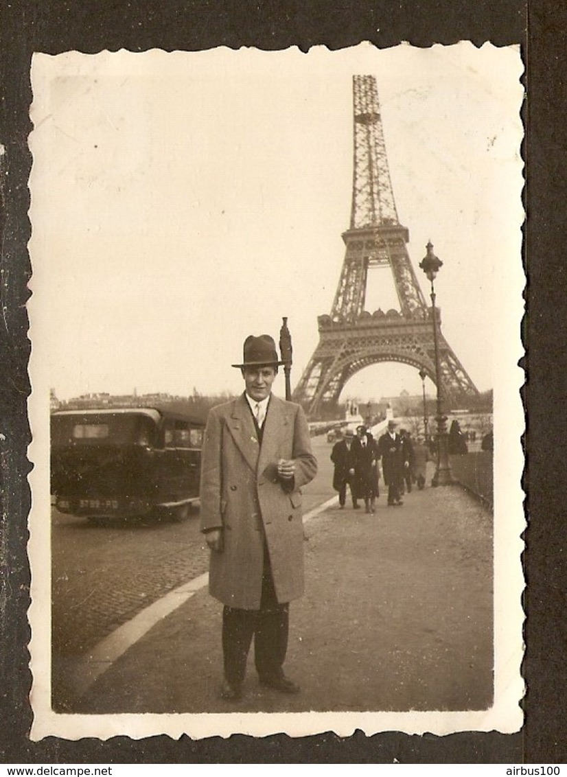 PHOTO ORIGINALE 1932 - PARIS La TOUR EIFFEL HOMME CHAPEAU  - EIFFEL TOWER MAN - Lieux