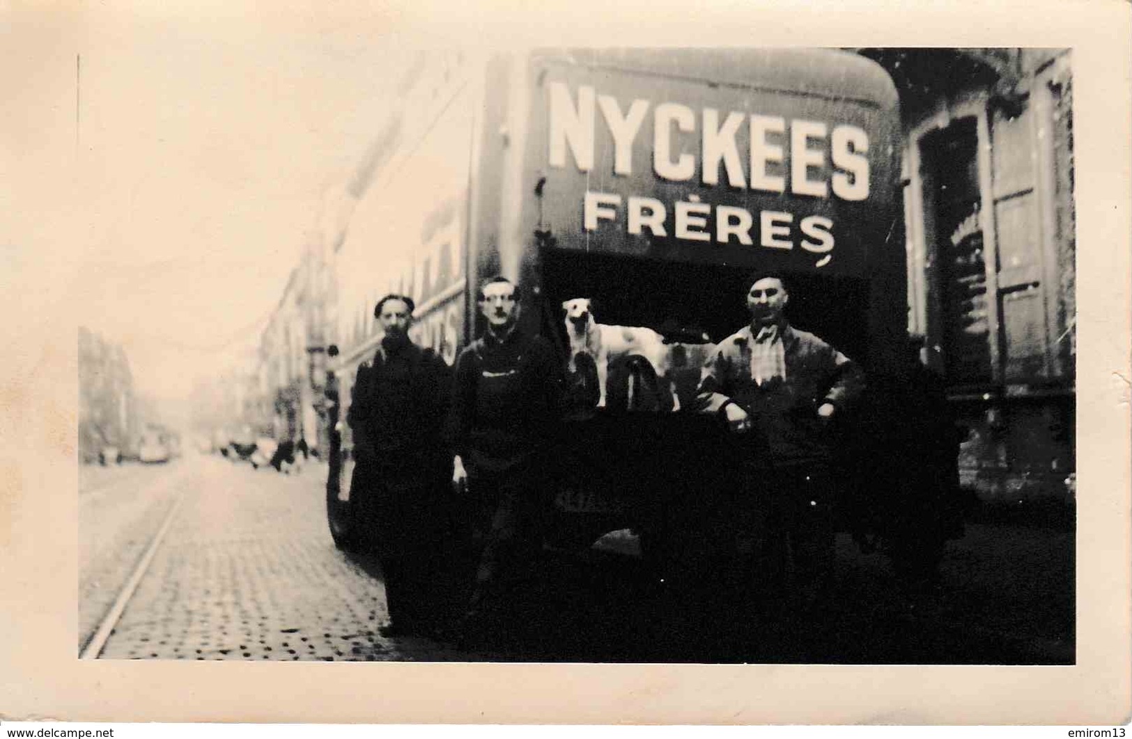 Carte Photo Camion De Déménagement Société Nyckees Frères Reprise Par Mozer Ouvriers Et Chien - Auto's