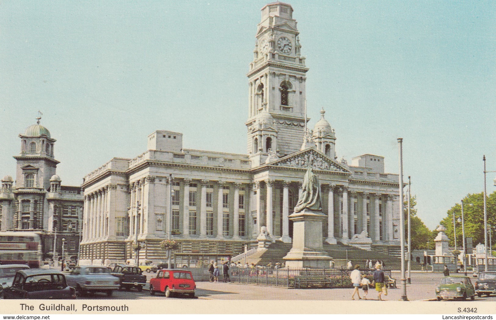 Postcard Red Austin Mini In Foreground Outside The Guildhall In Portsmouth My Ref  B13471 - Turismo