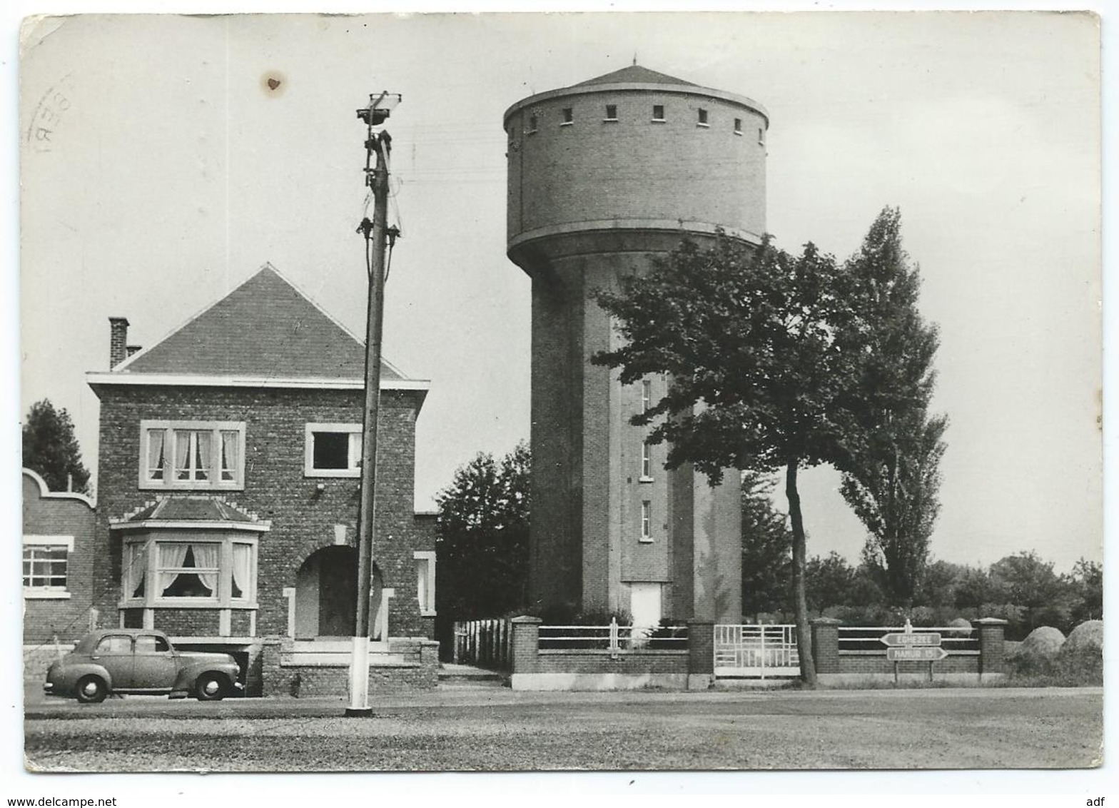 CPSM EGHEZEE, AUTO VOITURE ANCIENNE DEVANT LE CHATEAU D'EAU, PROVINCE DE NAMUR, BELGIQUE - Eghezée