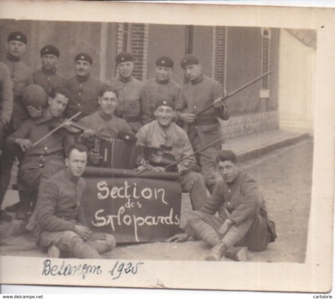 CARTE-PHOTO 506è RCC Groupe De Tankistes Militaires Avec Violon Et Accordéon - "Section Des Salopards" à Besançon - 1925 - Regimientos