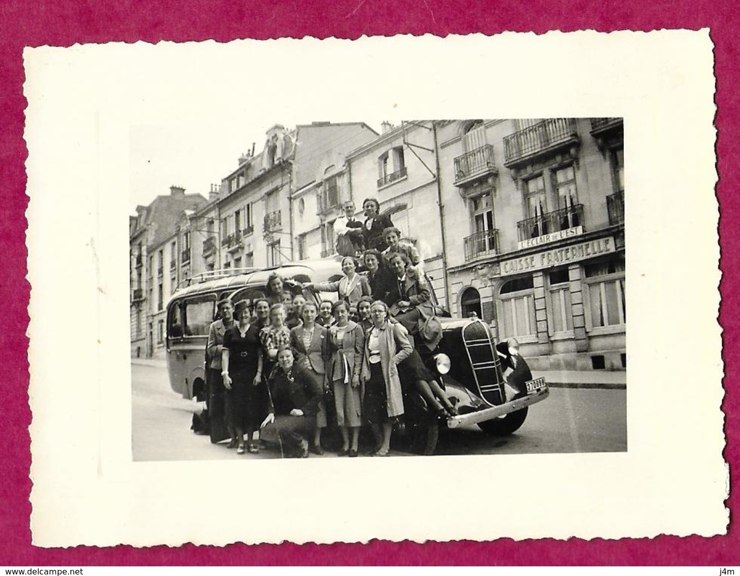Ancienne PHOTO 11 X 8,5 Cm De 1939.. FEMMES, ELEVES En Excursion à VERDUN (55).. CAR, AUTOCAR, BUS... PIN UP. - Pin-Ups