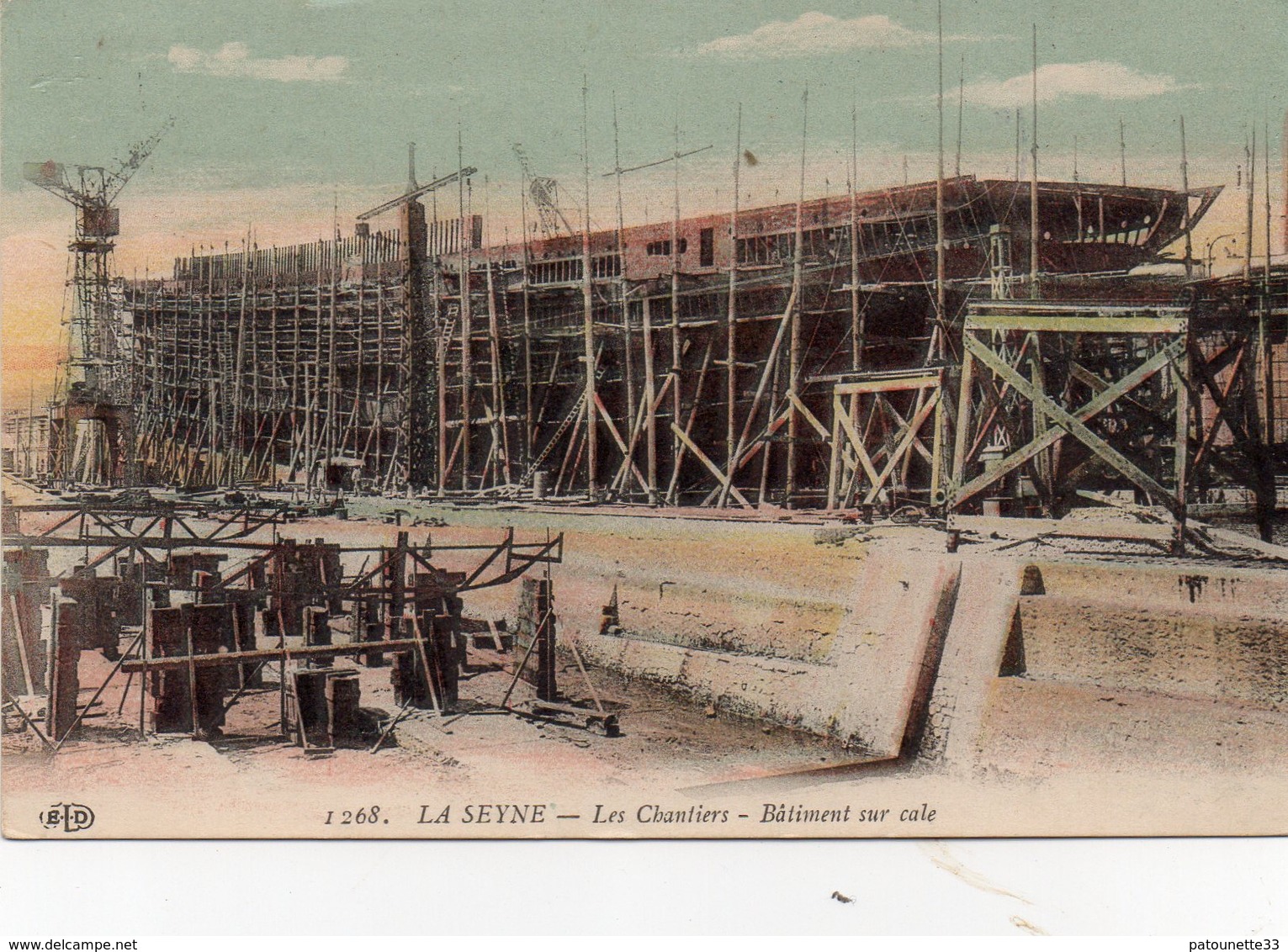 83 LA SEYNE FORGES ET CHANTIERS BATIMENT SUR CALE NAVIRE EN  CONSTRUCTION BELLE ANIMATION CARTE COULEUR - La Seyne-sur-Mer