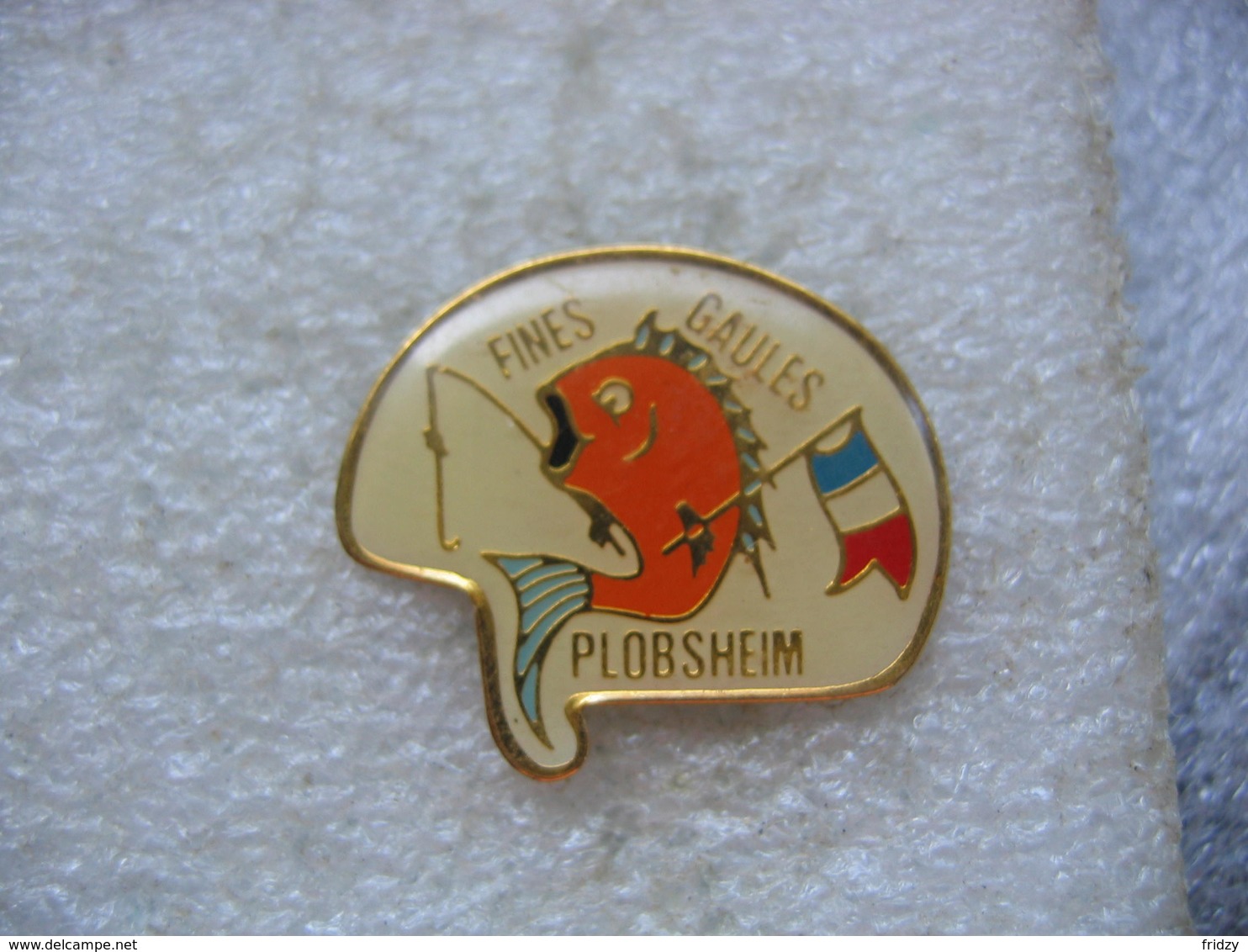 Pin's De L'Association De Pêche "Fines Gaules" De La Commune De PLOBSHEIM (Dépt 67). Poisson - Associations