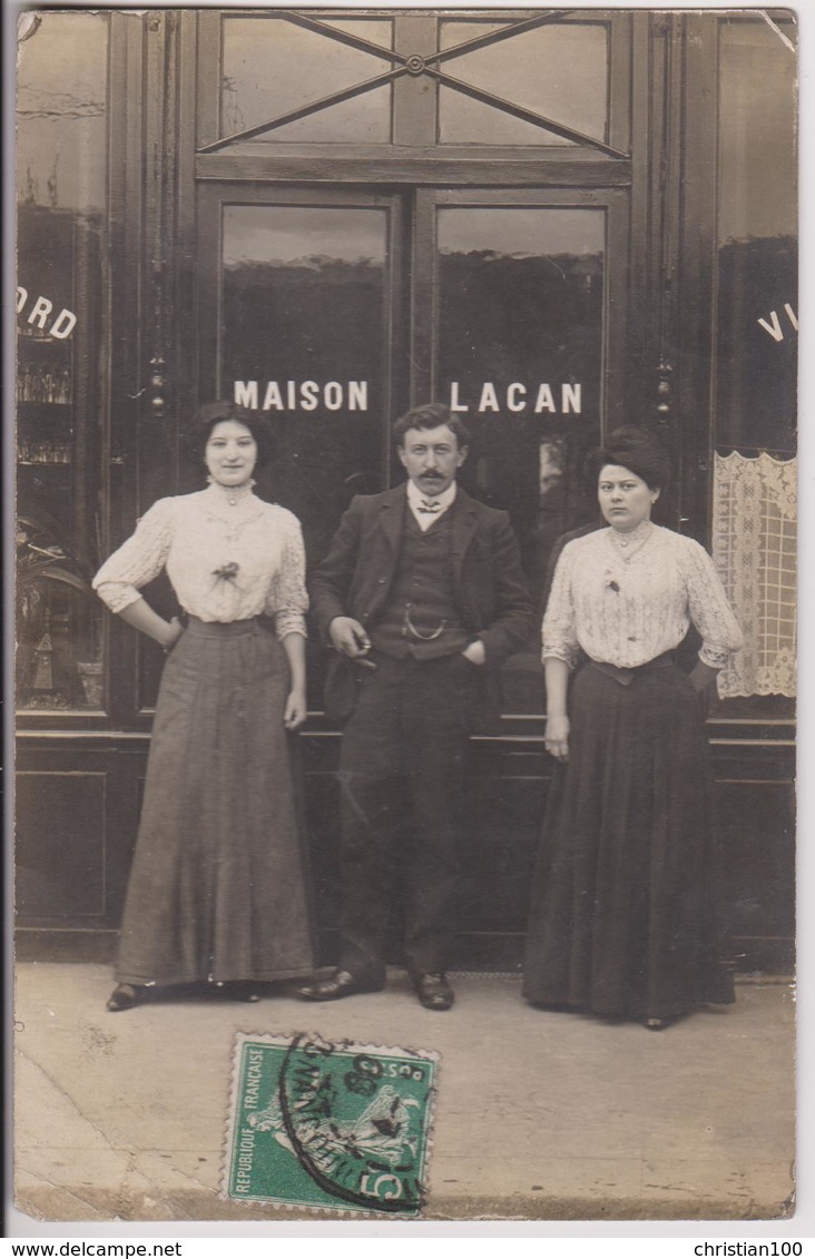 CARTE PHOTO PARIS 18ème ECRITE DE CLIGNANCOURT EN 1909 : VITRINE DU CAFE " MAISON LACAN " ET LES PATRONS -z 3 SCANS Z- - Arrondissement: 18