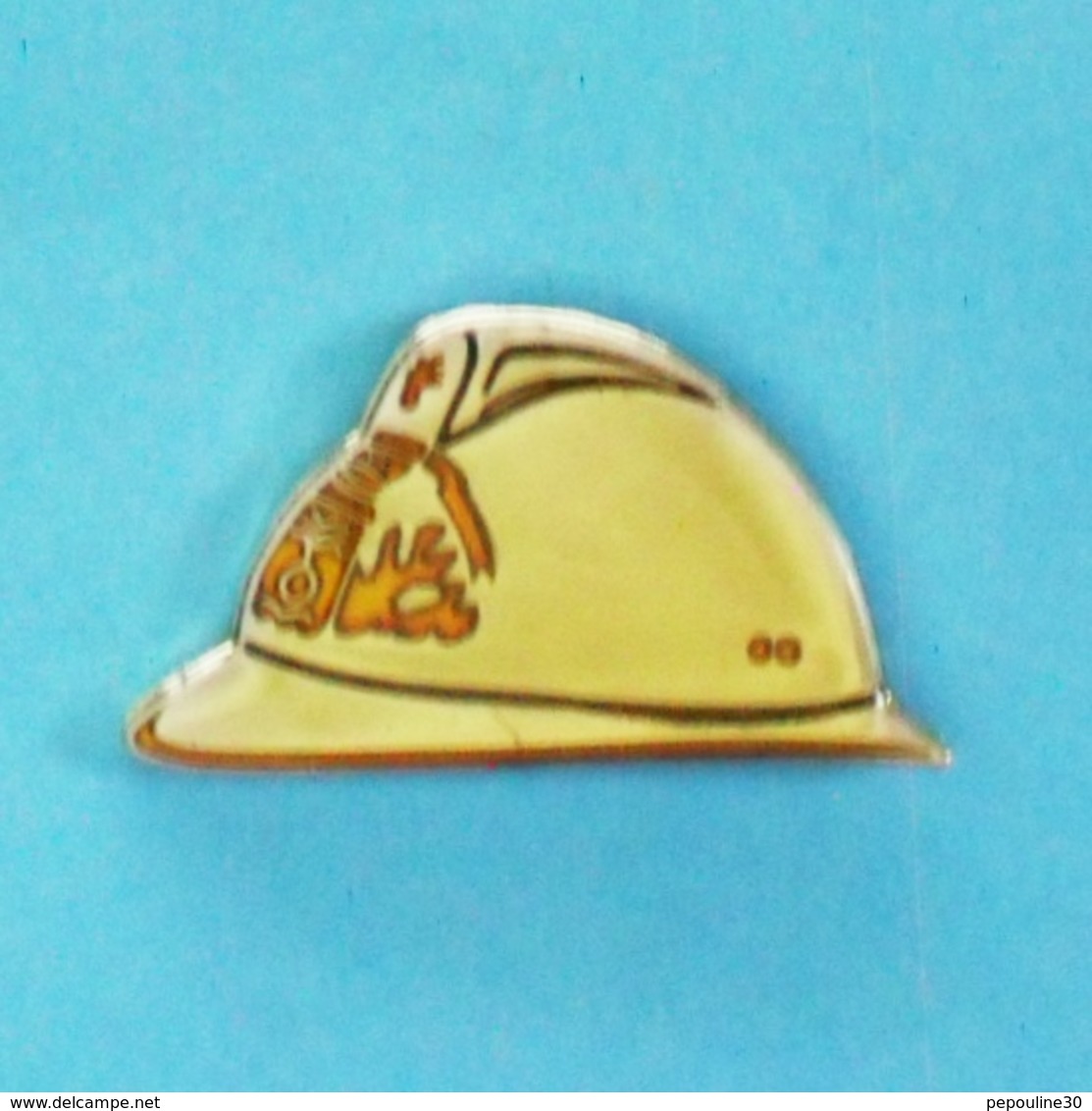 1 PIN'S //  ** CASQUE F1 / MARINS POMPIERS DE MARSEILLE / 1980 ** - Pompiers