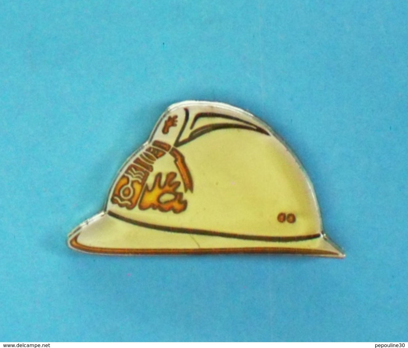 1 PIN'S //  ** CASQUE F1 / MARINS POMPIERS DE MARSEILLE / 1980 ** - Pompiers