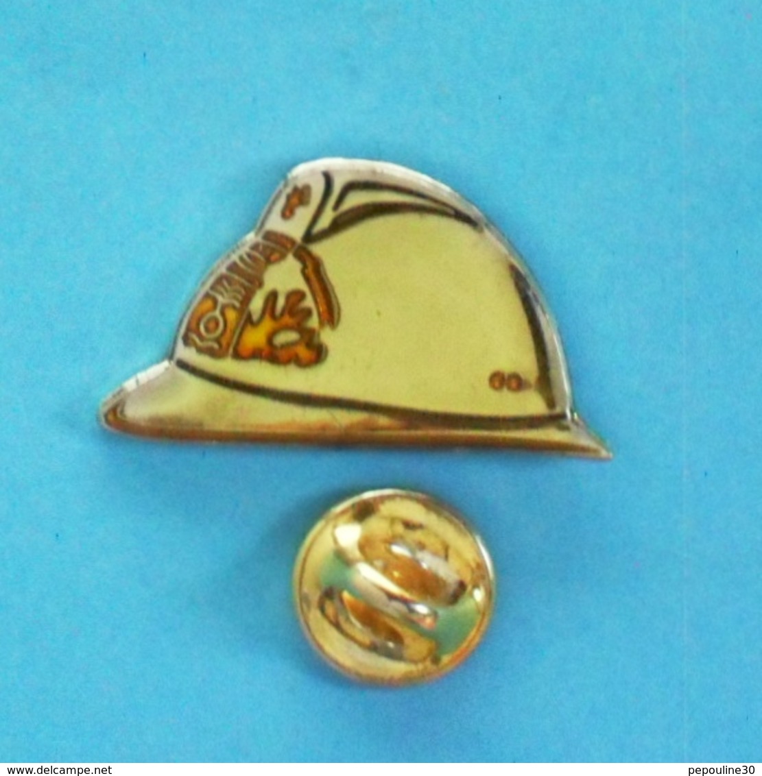 1 PIN'S //  ** CASQUE F1 / MARINS POMPIERS DE MARSEILLE / 1980 ** - Pompiers