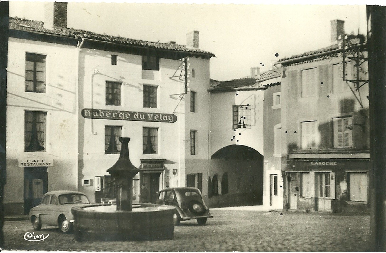 ST-DIDIER-EN-VELAY - Place Du Marché Et Vieille Fontaine - Saint Didier En Velay