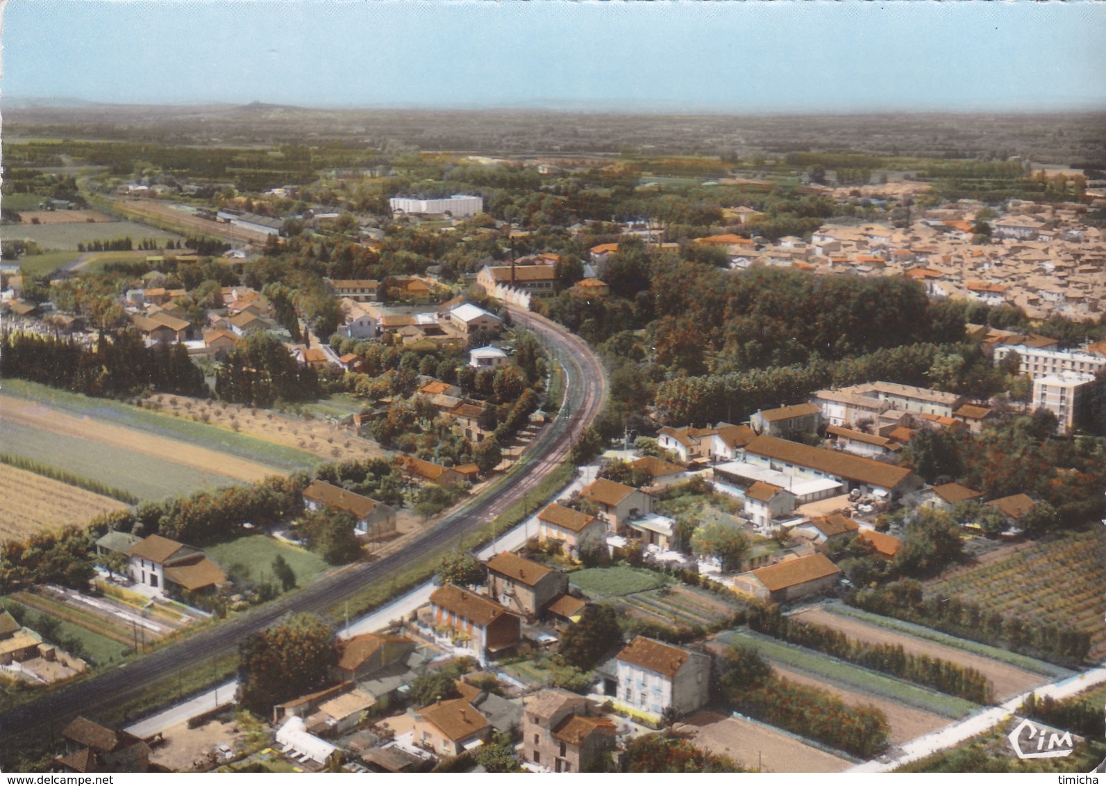 (49)   L' ISLE SUR LA SORGUE - Vue Générale Et Route De Robion - L'Isle Sur Sorgue