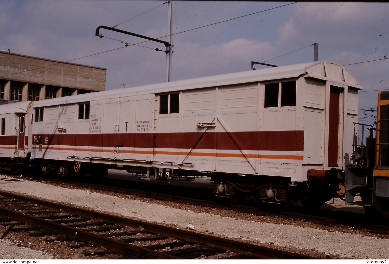 Photo Diapo Diapositive Slide Originale Train Wagon Frein SNCF Du Service T De Saintes Le 03/10/1998 VOIR ZOOM - Diapositives (slides)