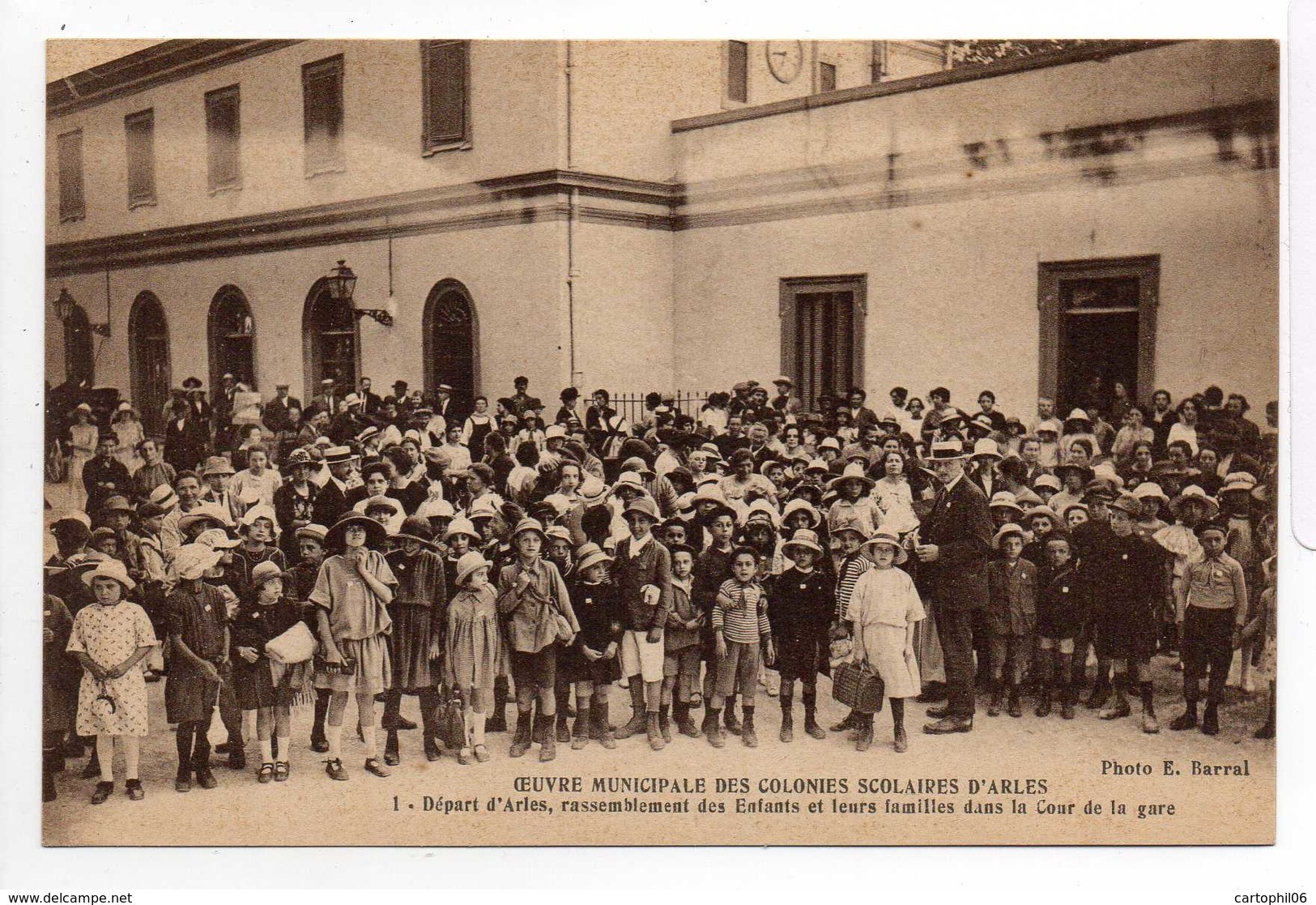 - CPA ARLES (13) - OEUVRE MUNICIPALE DES COLONIES SCOLAIRES - Départ D'Arles (belle Animation à La Gare) - - Arles