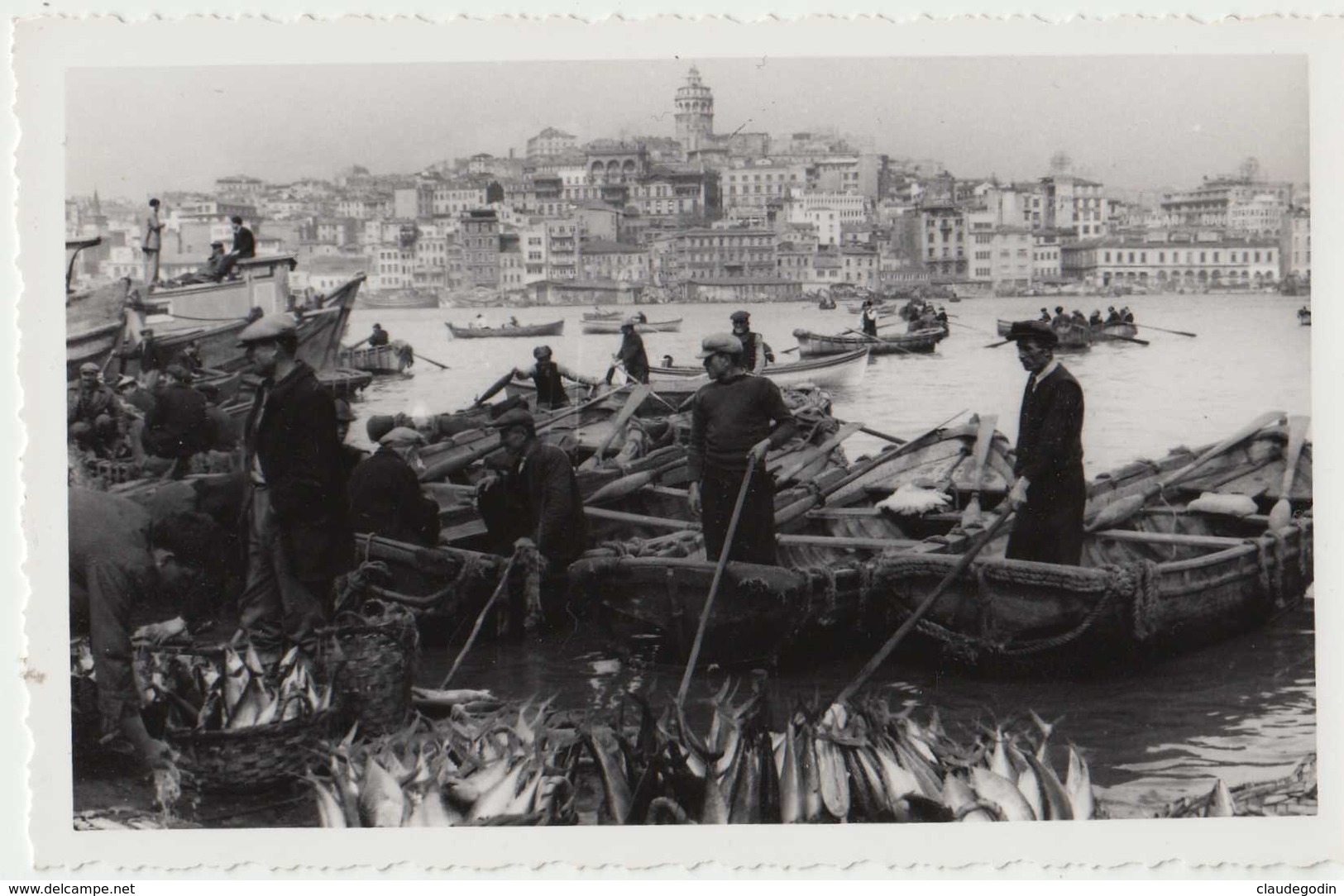 Istanbul , Turquie. Photo Originale Années 1960. Pêcheurs, Barques Poissons. Etat Parfait.2 Scans. - Métiers