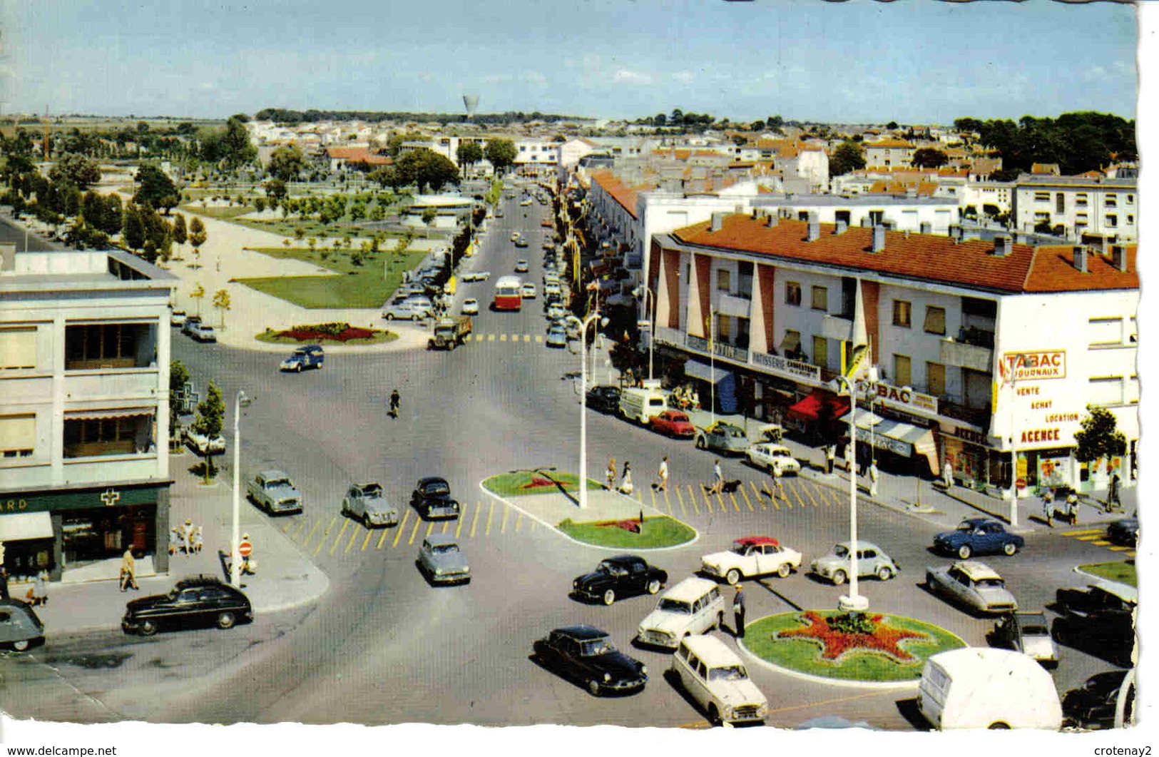 17 Royan N°4544 Rond Point Poste La Tâche Verte VOIR ZOOM Camion Citroën 2CV Camionnette DS PUB 1965 Agent De Police - Royan